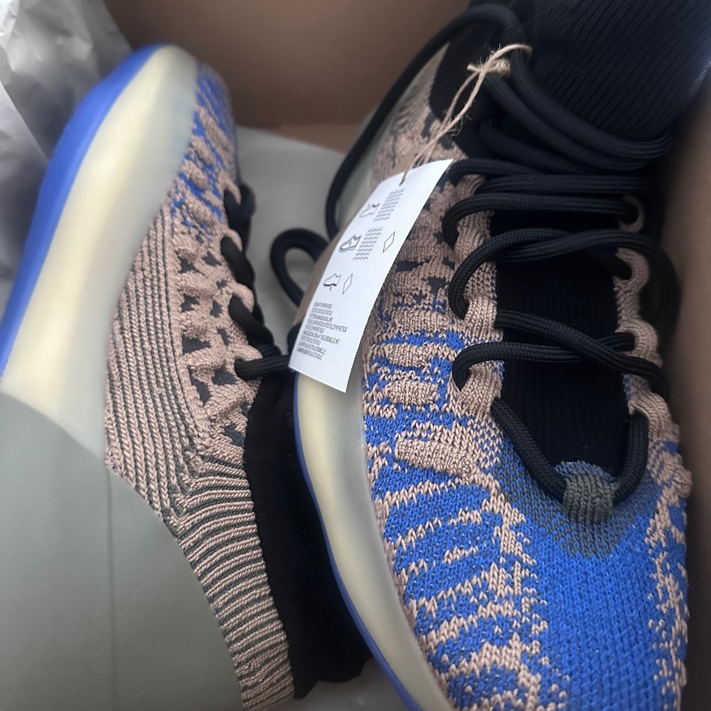 YEEZY BSKTBL Sneakers